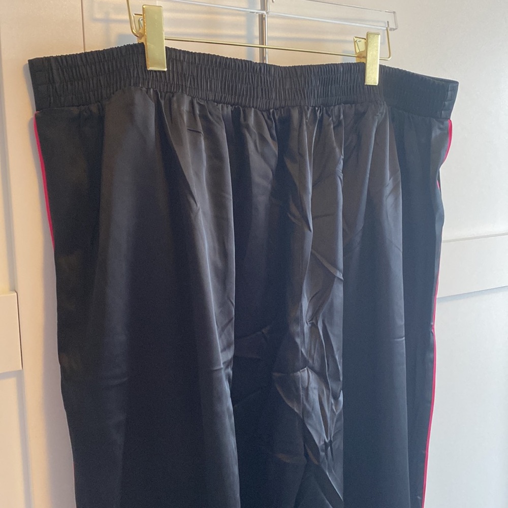 Torrid - Wide Leg Satin High Rise Pant in Deep Black - Picture 5 of 9